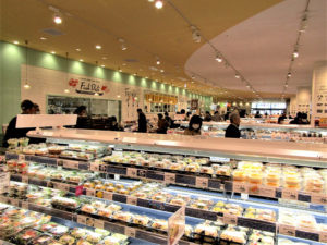 2倍になった惣菜売場。購入した惣菜は「ここdeデリ」(写真奥)で食べることもできる(イオンスタイル戸塚)