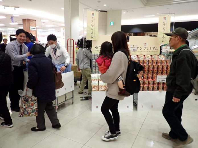「セブンプレミアム」商品を来店者に配布した（イズミ）