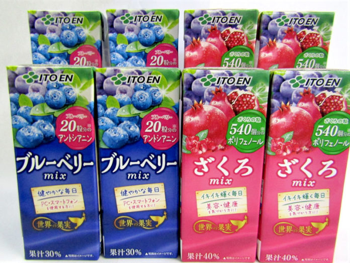 「世界の果実 ブルーベリーmix」㊧と「同 ざくろmix」（伊藤園）