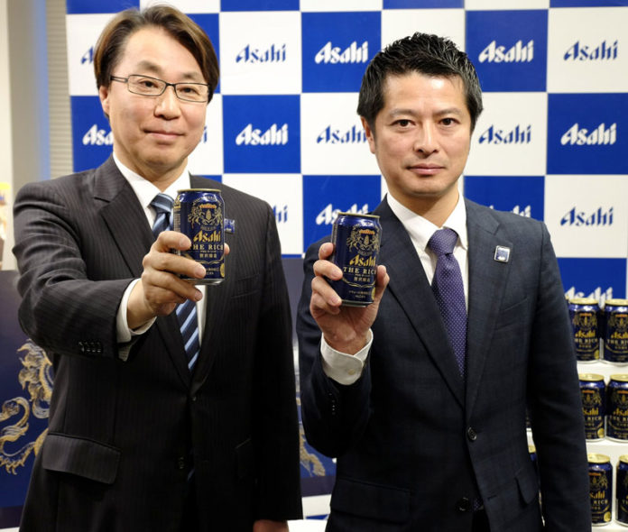 松山本部長㊧と倉田剛士ビールマーケティング部次長（アサヒビール）