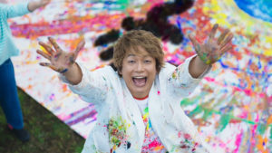 極彩色の大輪の花と「いっしょに がんばりましょう」というメッセージを完成した瞬間の香取慎吾さん。(キットカット)