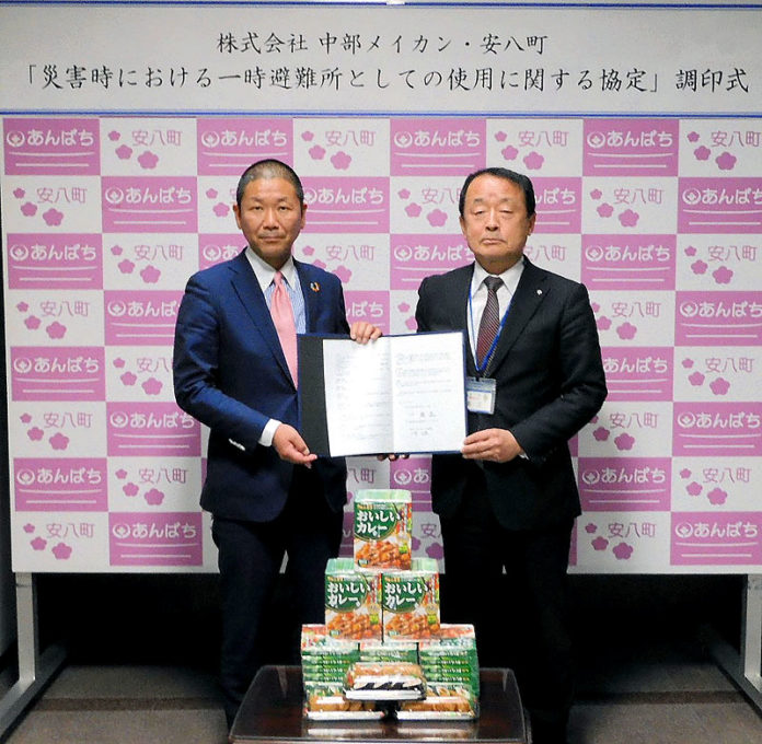 小寺仁康社長㊧（中部メイカン）と堀正町長（岐阜県安八町）