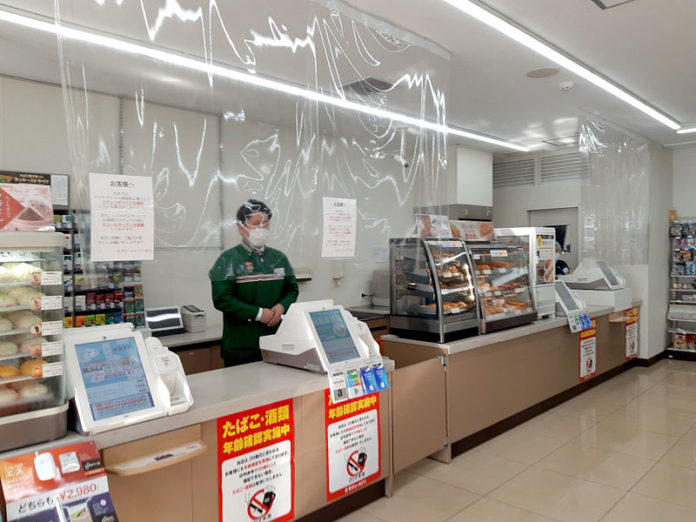 透明シートで飛沫を遮断（セブン‐イレブン）