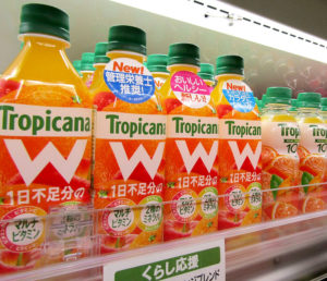 昨年、「エッセンシャルズ」シリーズとともに前年を上回りブランド全体を牽引した栄養成分入り商品「W(ダブル)オレンジブレンド」。果汁の配合ブレンドを改良して果実感をさらにアップさせて2月18日にリニューアル発売した。(トロピカーナ)