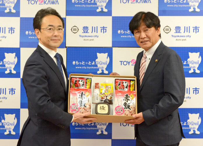 イチビキの中村光一郎社長㊧と豊川市の竹本幸夫市長