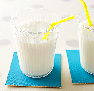 牛乳・乳製品の簡単レシピを各社が公開。写真はポッカサッポロが紹介する「レモンラッシー」
