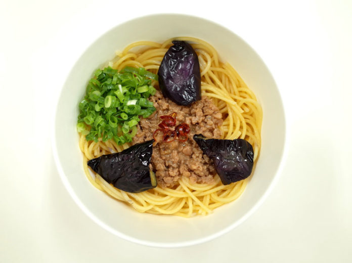 人気メニューを商品化 「ひき肉と九州産なすのトマガーリックパスタ」（ピエトロ/ローソン）