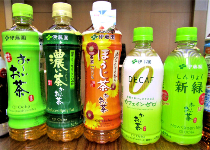 「お～いお茶」ブランドの主力アイテム。なかでも絶好調の「濃い茶」（左から2本目）と新商品「カフェインゼロ」（同4本目）（伊藤園）