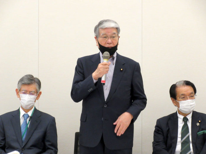 あいさつする野村哲郎会長（茶カテキン研究会）