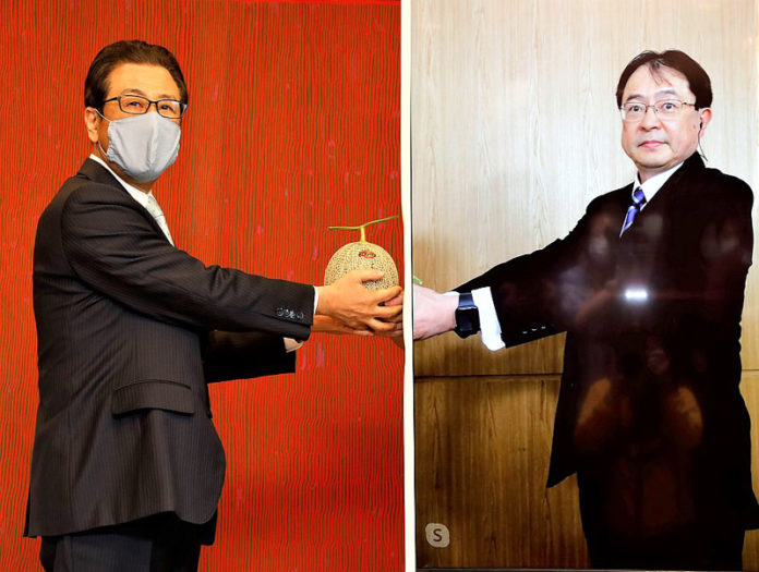 オンライン贈呈式。札幌市役所にいる秋元克広市長㊧（札幌市）へ、東京から征矢真一社長（ポッカサッポロフード＆ビバレッジ）が夕張メロンを手渡しているかのような演出