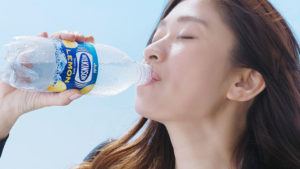 「ウィルキンソン タンサンレモン」(アサヒ飲料)を訴求する篠原涼子さん