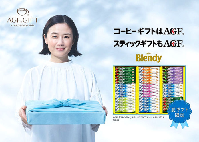 「ブレンディ」スティックアイス＆ホットオレギフト（味の素ＡＧＦ）をアピールする原田知世さん