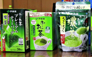 「お~いお茶」ティーバッグ商品は2~4月16%増と急伸。機能性表示食品「さらさら抹茶入り濃い茶」も登場した
