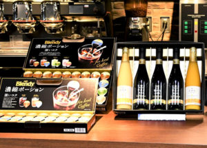 「ちょっと贅沢な珈琲店」アイスプレミアムギフト㊨と濃縮飲料「ブレンディ」ポーションアソートギフト(味の素AGF)