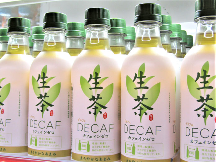 味覚とパッケージデザインを刷新して売場に並ぶ「生茶デカフェ」（キリンビバレッジ）