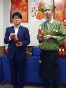 内山副本部長㊧と新ブランド育成グループの谷口氏(伊藤園)