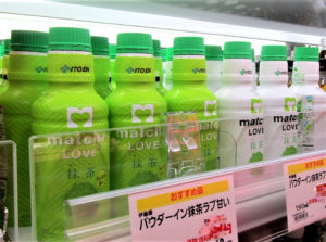 店舗でもブランドをアピール。上質な抹茶と天然水を混ぜて“振ってつくる”パウダーインキャップの抹茶飲料「matcha LOVE」と「同 ほんのり甘い」(伊藤園)