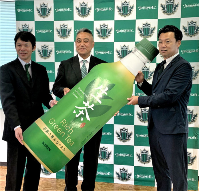 キックオフイベントで（左から）信州ビバレッジの松田明彦社長、キリンビバレッジ関信越地区本部の田中努本部長、松本山雅の神田文之社長