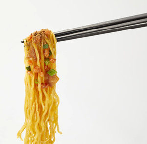 具材にチャーシュー、ネギ、えび揚げ玉、えび粉を使用した「日清食品 一幻 濃厚えびみそ まぜそば」(ローソン名店シリーズ)