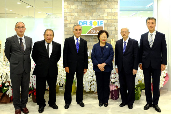 左から横山恵司取締役、和田隆介社長、大河原毅CEO、大河原愛子会長、堀田正博専務取締役、大河原泰取締役（デルソーレ）