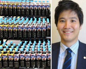 大陳される「ネスカフェ」ボトルコーヒーと髙岡二郎部長(ネスレ日本)