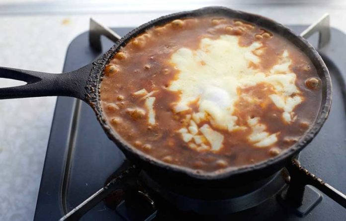 レシピを共同開発した「焼きチーズカレー」（カレーの唄。／ハウス食品）