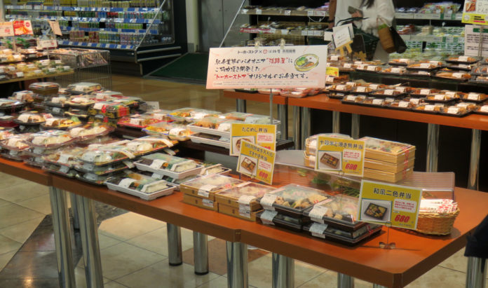 シニア向け弁当を販売するトーホーストアの売場