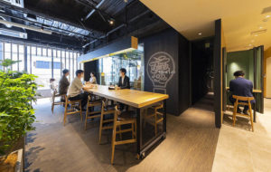 グループでの作業にも使えるSMART LOUNGEの大テーブル(スターバックス コーヒー CIRCLES銀座店)