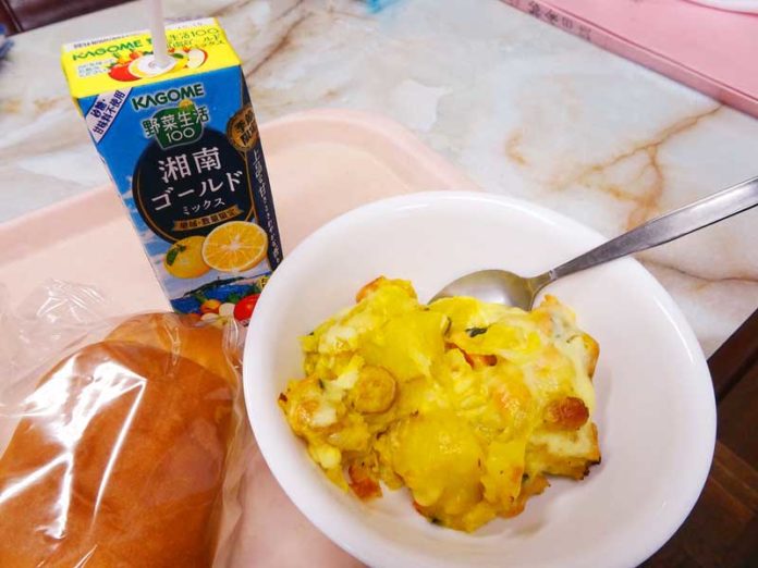 給食で提供した「野菜生活100 湘南ゴールドミックス」（カゴメ）