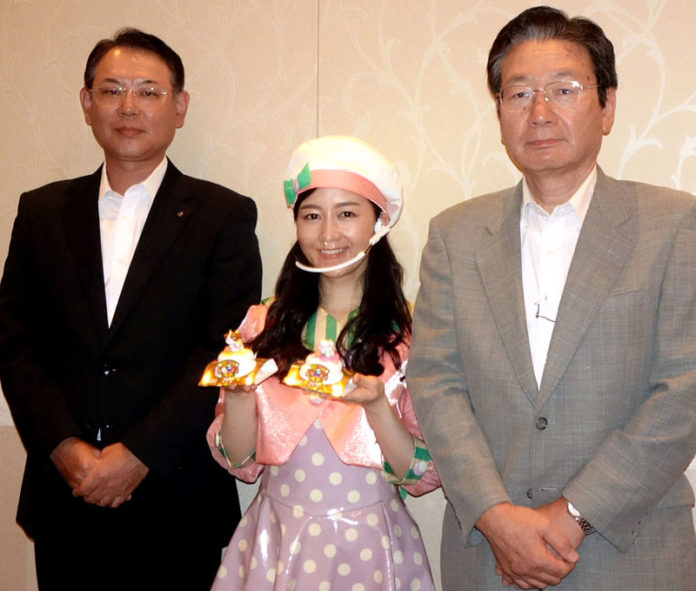 （左から）吉原忠彦社長、岡田ひとみさん、星野一郎会長（越後製菓）