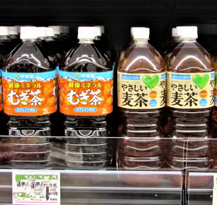 「健康ミネラルむぎ茶」（伊藤園）㊧と「GREEN DA・KA・RA　やさしい麦茶」（サントリー食品インターナショナル）