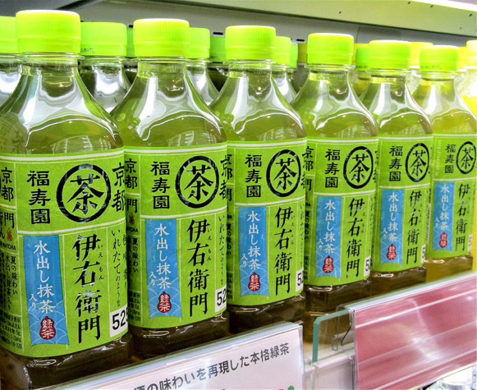 6月30日にリニューアル発売された「伊右衛門 水出し抹茶入り」（サントリー食品インターナショナル）