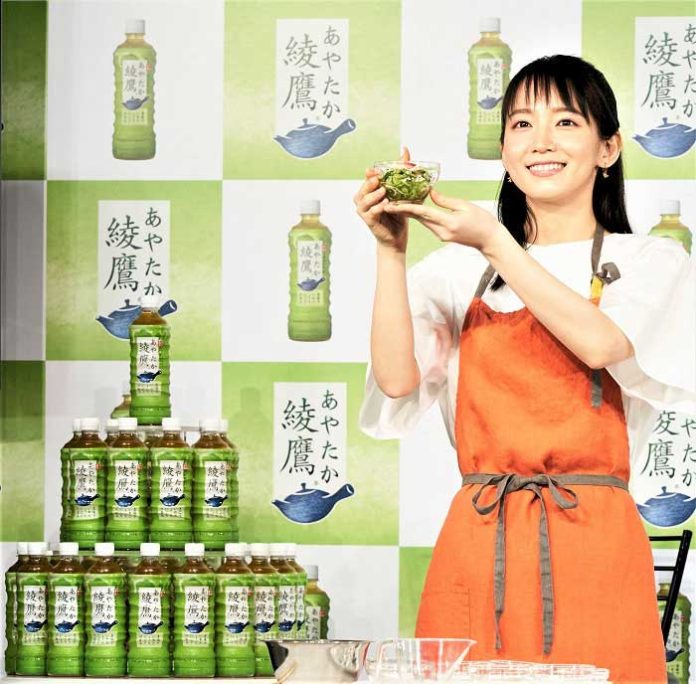 PRイベントに登場した吉岡里帆さん（綾鷹 豊かな食卓キャンペーン）