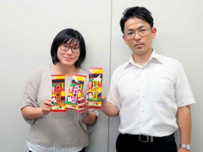 商品開発戦略部の小川菜穂課長㊧と商品販売戦略部の上木康広氏（永谷園）