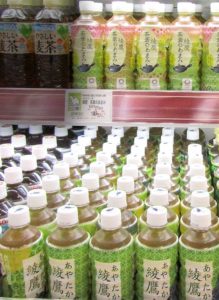 店頭に並ぶ「綾鷹」本体と「茶葉のあまみ」(コカ・コーラシステム)