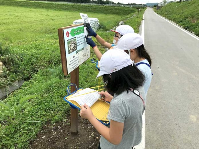 クイズラリーを楽しむ小学生（カゴメ野菜生活ファーム富士見）