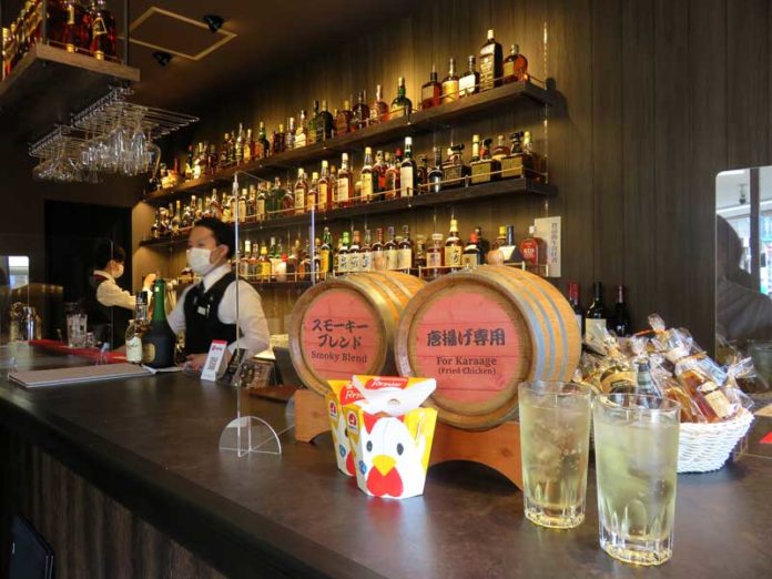 「からあげクン」に合うウイスキーも（お酒の美術館　西田辺駅前店）