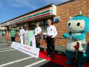 お披露目式で(左から)店長の大澤慎一氏(セブン‐イレブン)、海野光行常務理事(日本財団)、鈴木恒夫市長(藤沢市)、渡辺良男室長(セブン‐イレブン・ジャパン)