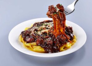 「ボロ!ボロ!ボロネーゼ!角切り牛肉の生パスタフェットチーネ」(ローソン)
