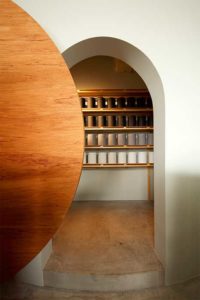 空間中央にシンボルとして配置した「蔵」(OGAWA COFFEE LABORATORY)