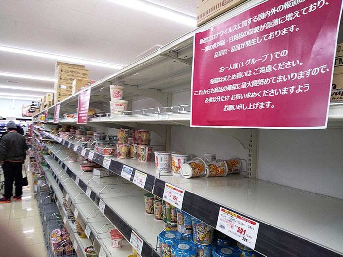 一斉休校の発表後、売場では欠品が相次いだ（写真は2月29日都内で）