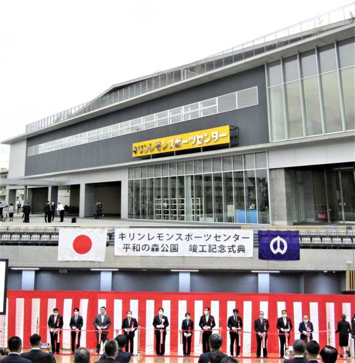 上から「キリンレモン　スポーツセンター」外観と竣工記念式典でのテープカットの様子