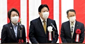 あいさつする酒井直人中野区長㊥と祝辞を述べた橋本聖子五輪相㊧、キリンビバレッジの堀口英樹社長