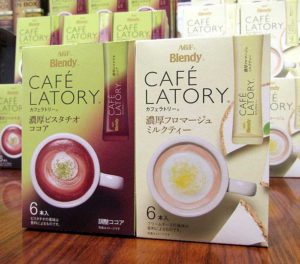 「ブレンディ カフェラトリー」スティックで、外食のトレンドを反映して開発された「濃厚ピスタチオココア」と「濃厚フロマージュミルクティー」(味の素AGF)