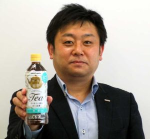 「かごしま知覧紅茶無糖」をアピールする青木一彦九州支社長(ポッカサッポロフード&ビバレッジ)