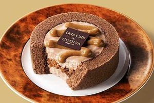 「Uchi Café×GODIVAキャラメルショコラロールケーキ」(税込 395 円)(ローソン)