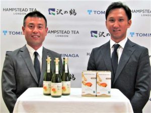 左から25日発表した沢の鶴の西村隆社長と富永貿易の富永昌平社長