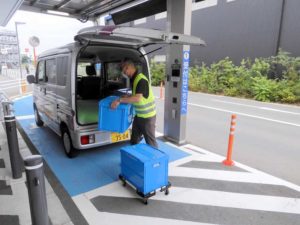当日の夕方に配送車で届けられる(イオンスタイル津南店/尾鷲物産)