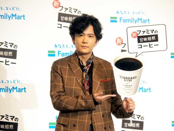 発表会に登場した稲垣吾郎さん（ファミマカフェ）