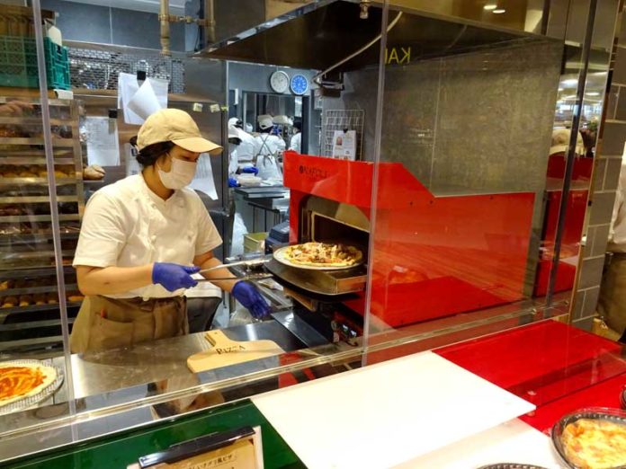 店内の窯で焼いたピザ（マックスバリュおゆみ野店）